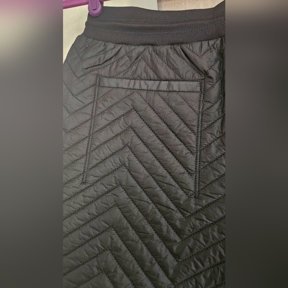 ATHLETA Apres Ski quilted Short Zip Pockets in black. Size 4 - Picture 15 of 15